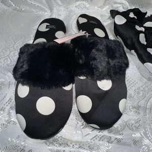 NWT Women's Victoria's Secret Black & White Polka Dot Slippers Size Large
